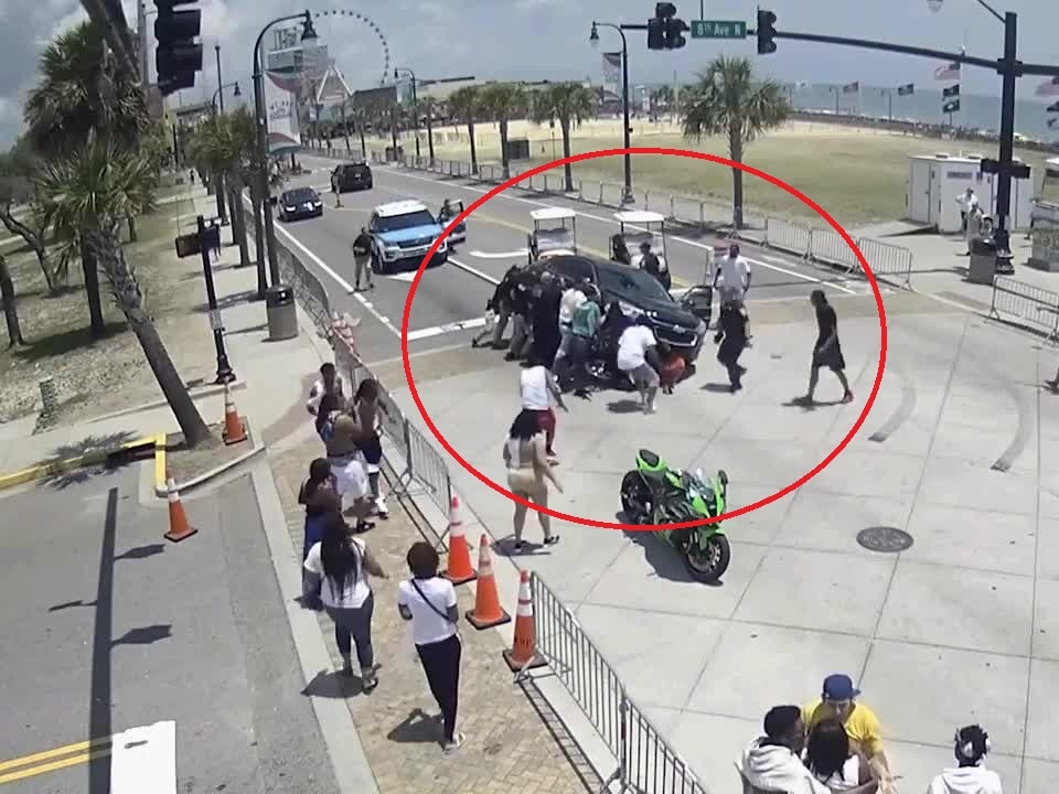 Canh sat va nguoi di duong cung hop suc nang oto hinh anh