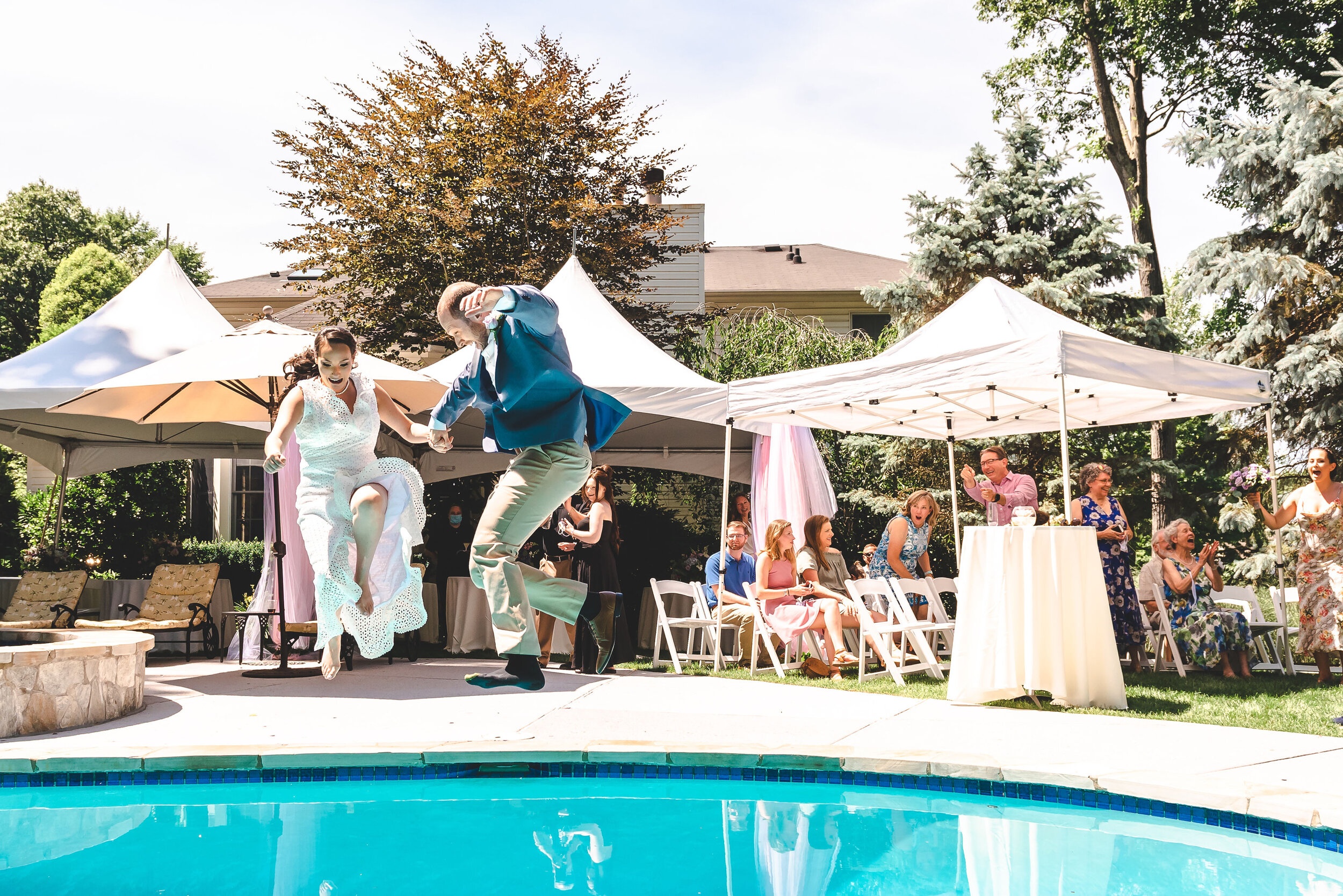 Khach moi nga xuong ho boi o le cuoi hinh anh