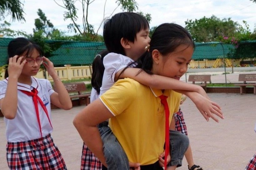 4 nam be gai Quang Binh cong ban toi truong hinh anh