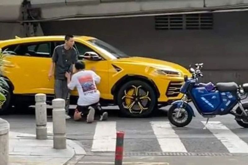 Nguoi dan ong xin loi khi va cham voi Lamborghini o Trung Quoc hinh anh