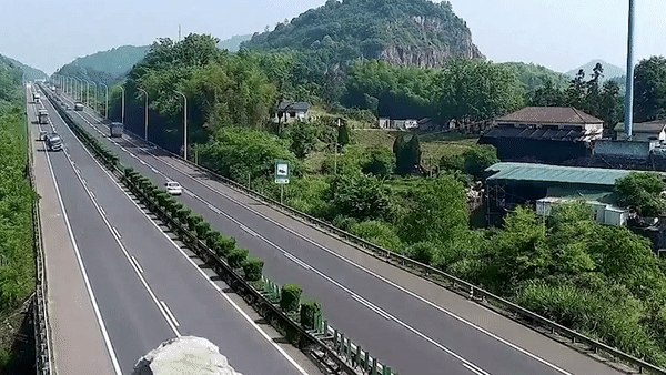 Nguoi di duong cuu tai xe xe tai bi lat o Trung Quoc hinh anh