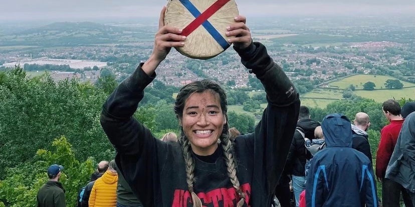 Co gai nguoi My chien thang cuoc thi lan pho mai o Anh hinh anh