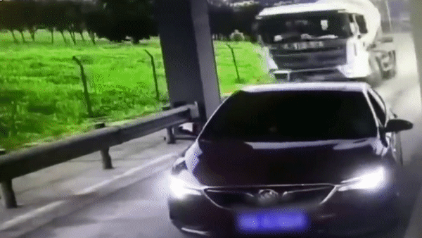 Doi cuu hoa giai cuu tai xe xe tai gap nan o Trung Quoc hinh anh