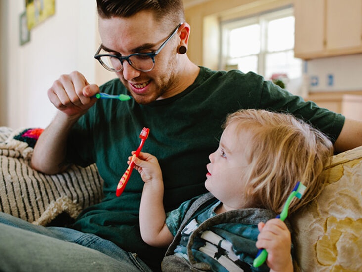 Co be giup cha dang bi thuong ngoi xuong hinh anh