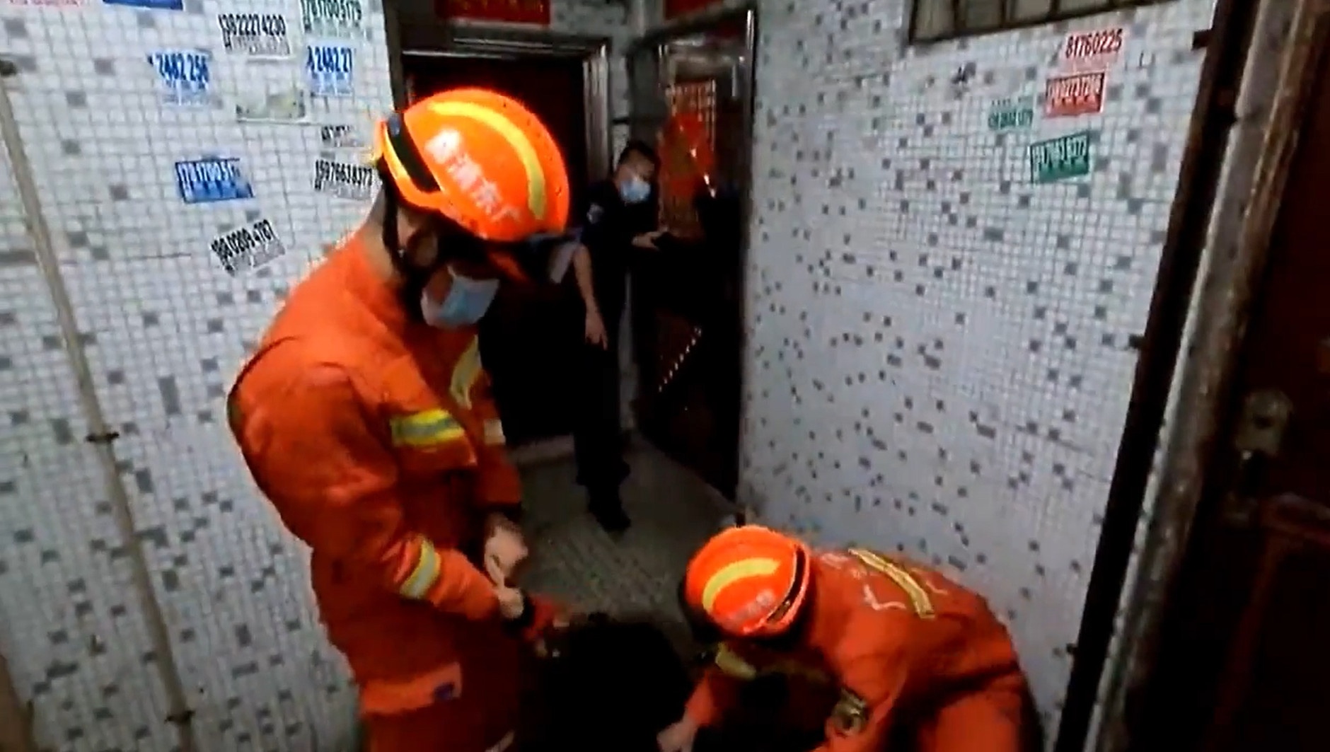 Cau be bi nhot trong nha dung ngay thi dai hoc o Trung Quoc hinh anh