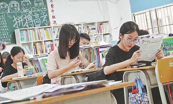 Hoc sinh Trung Quoc 'giai thoat' sau ky thi khac nghiet nhat the gioi hinh anh