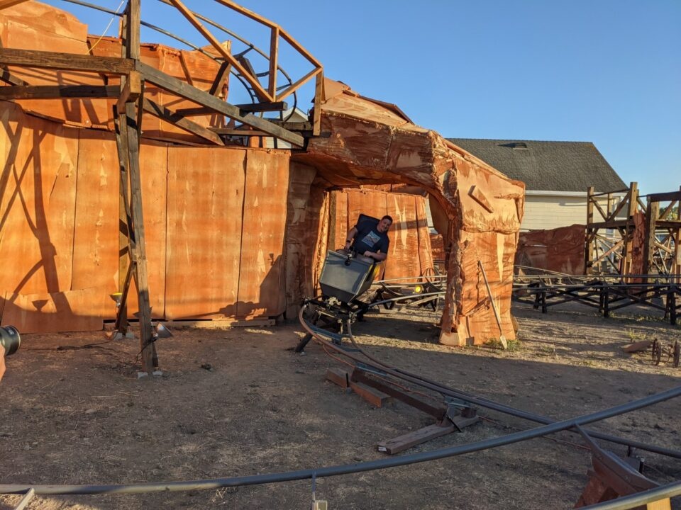 Gia dinh tu xay dung tau luon sieu toc sau nha hinh anh