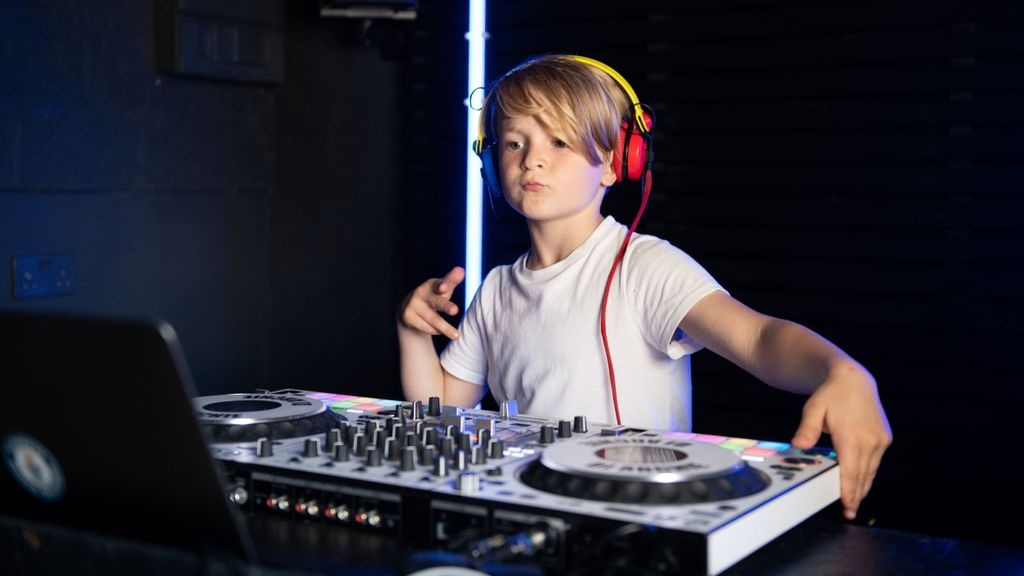 Be 4 tuoi la DJ tre nhat the gioi hinh anh