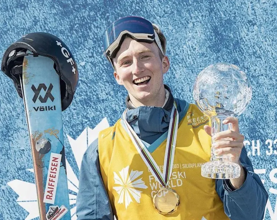 Van dong vien truot tuyet thuc hien dong tac mao hiem hinh anh