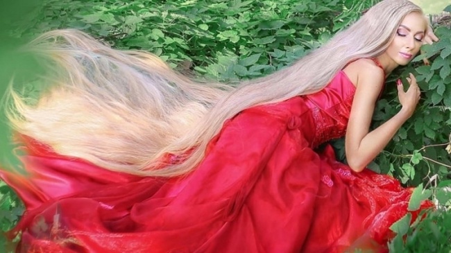 Co gai co mai toc dai 2 m hinh anh