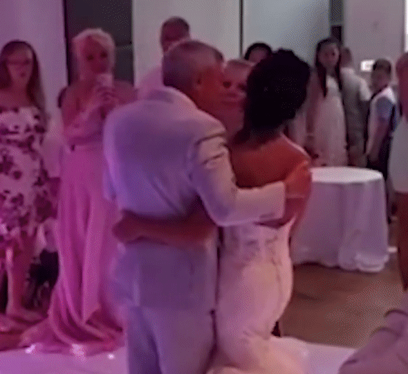 Co gai khieu vu voi buc anh cua me hinh anh