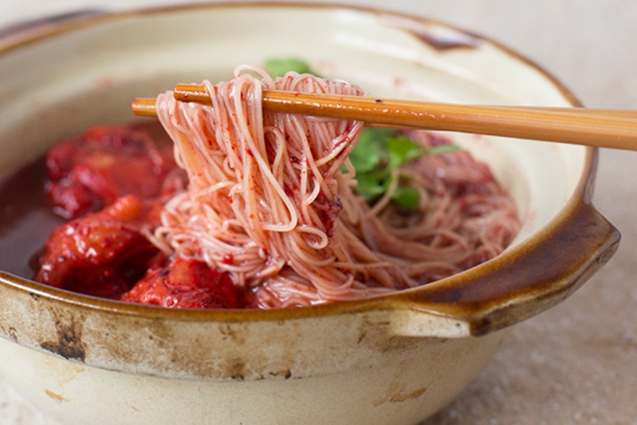 Gia dinh giu truyen thong lam mi thu cong o Malaysia hinh anh