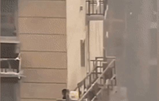 Cong nhan bi ket giua khong trung trong tran gio lon hinh anh