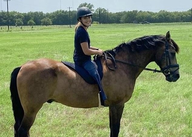 Co gai leo nui voi chiec chan gia hinh anh