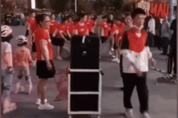 Nhom phu nu tranh gianh quang truong voi tre em hinh anh