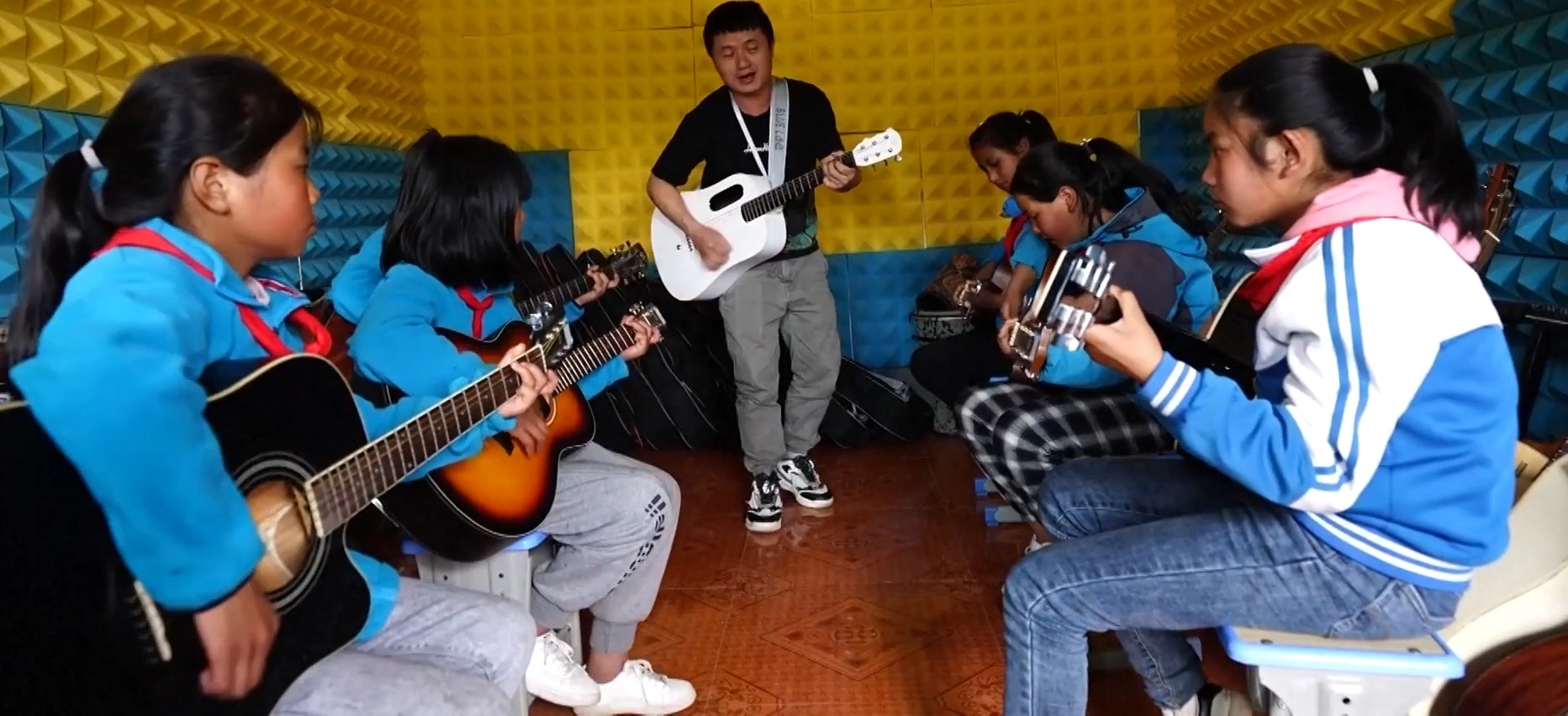 Ban nhac tieu hoc o ngoi lang mien nui heo lanh hinh anh