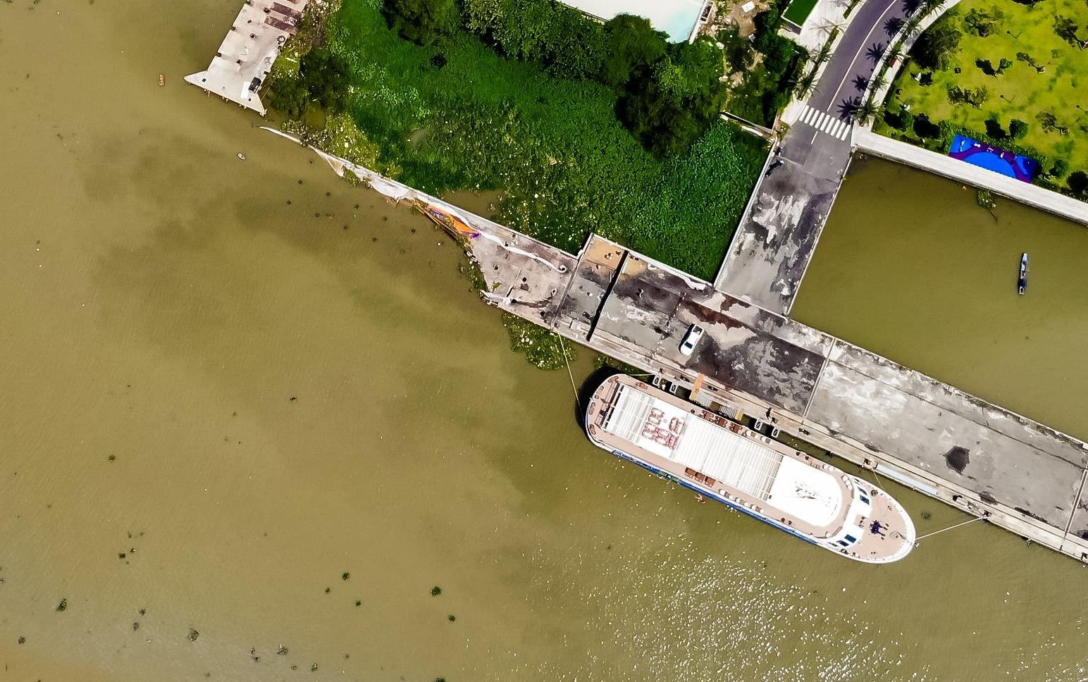 Can canh cau tau Ba Son sap xuong song Sai Gon hinh anh