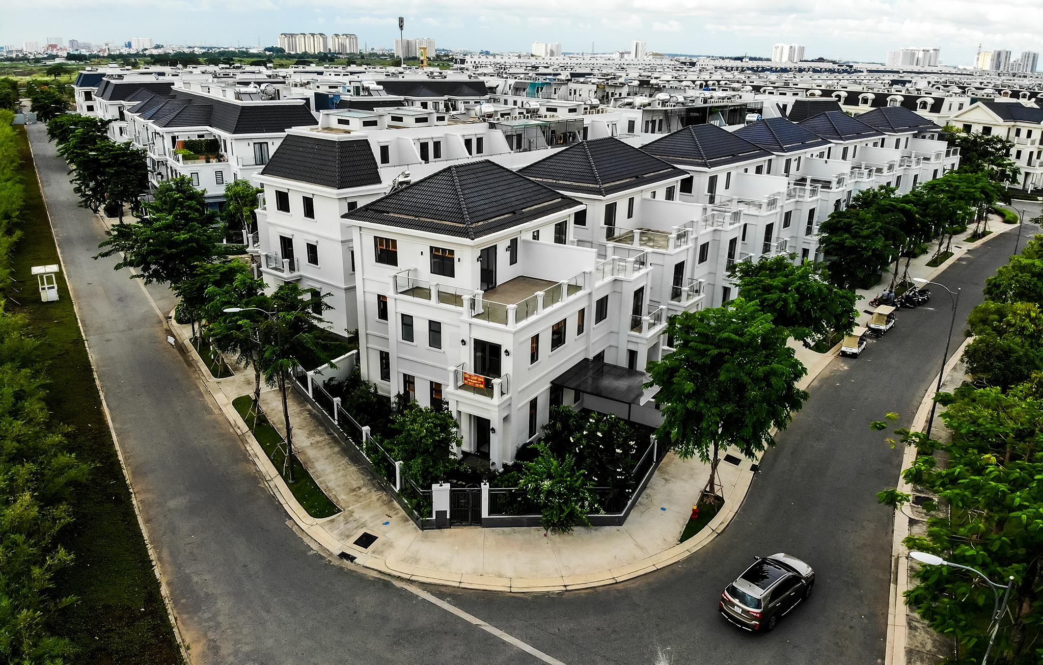 Ben trong khu biet thu vang bong cu dan doc cao toc o quan 2 hinh anh