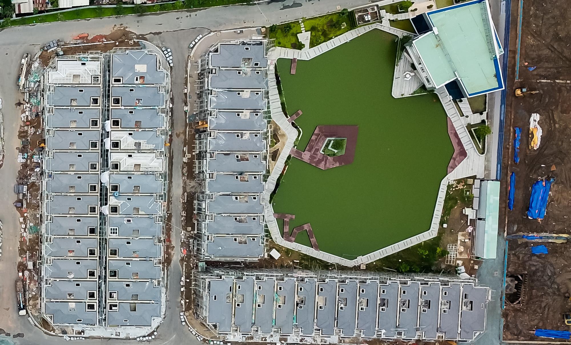 Can canh 110 biet thu dang xay bi 'tuyt coi' giua Sai Gon hinh anh