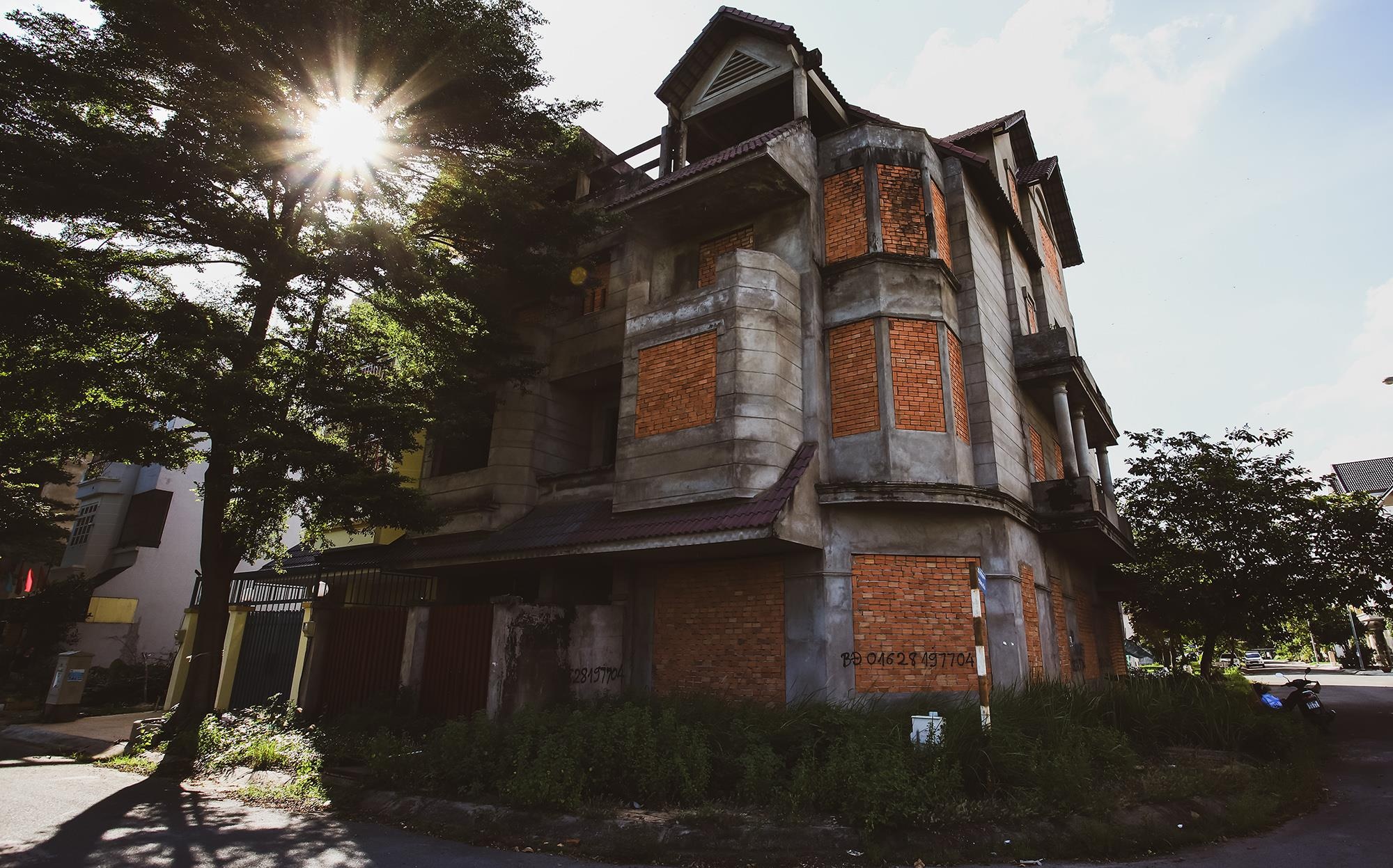 Loat biet thu tien ty bo hoang ca 10 nam ben canh cao toc o quan 9 hinh anh