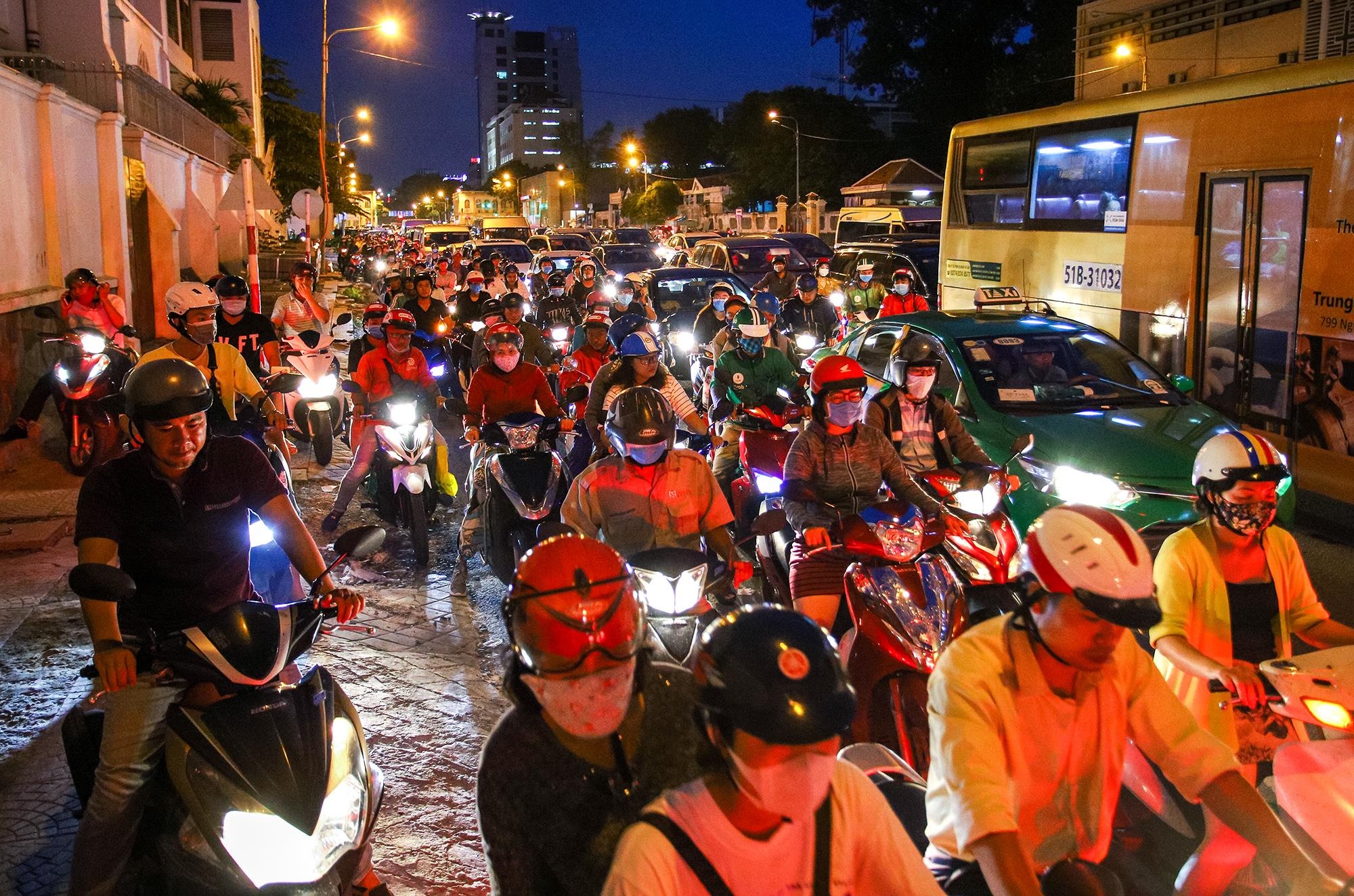 Ket xe trien mien tren duong Ton Duc Thang anh 15