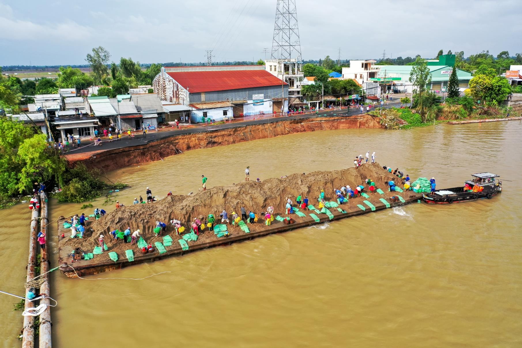 Hang chuc nghin bao cat do xuong song Hau, cuu quoc lo 91 hinh anh