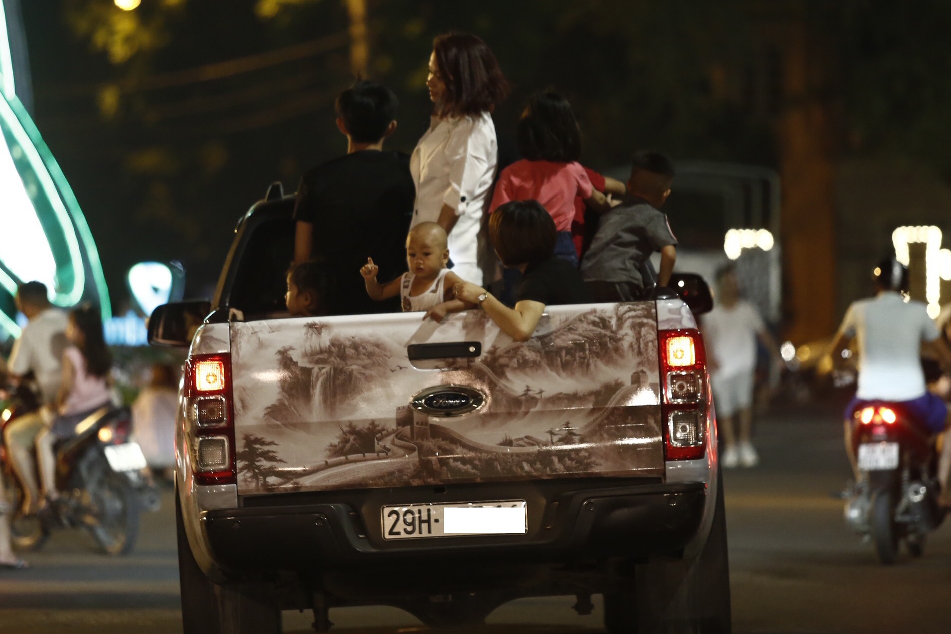 don Trung thu o trung tam thanh pho anh 17