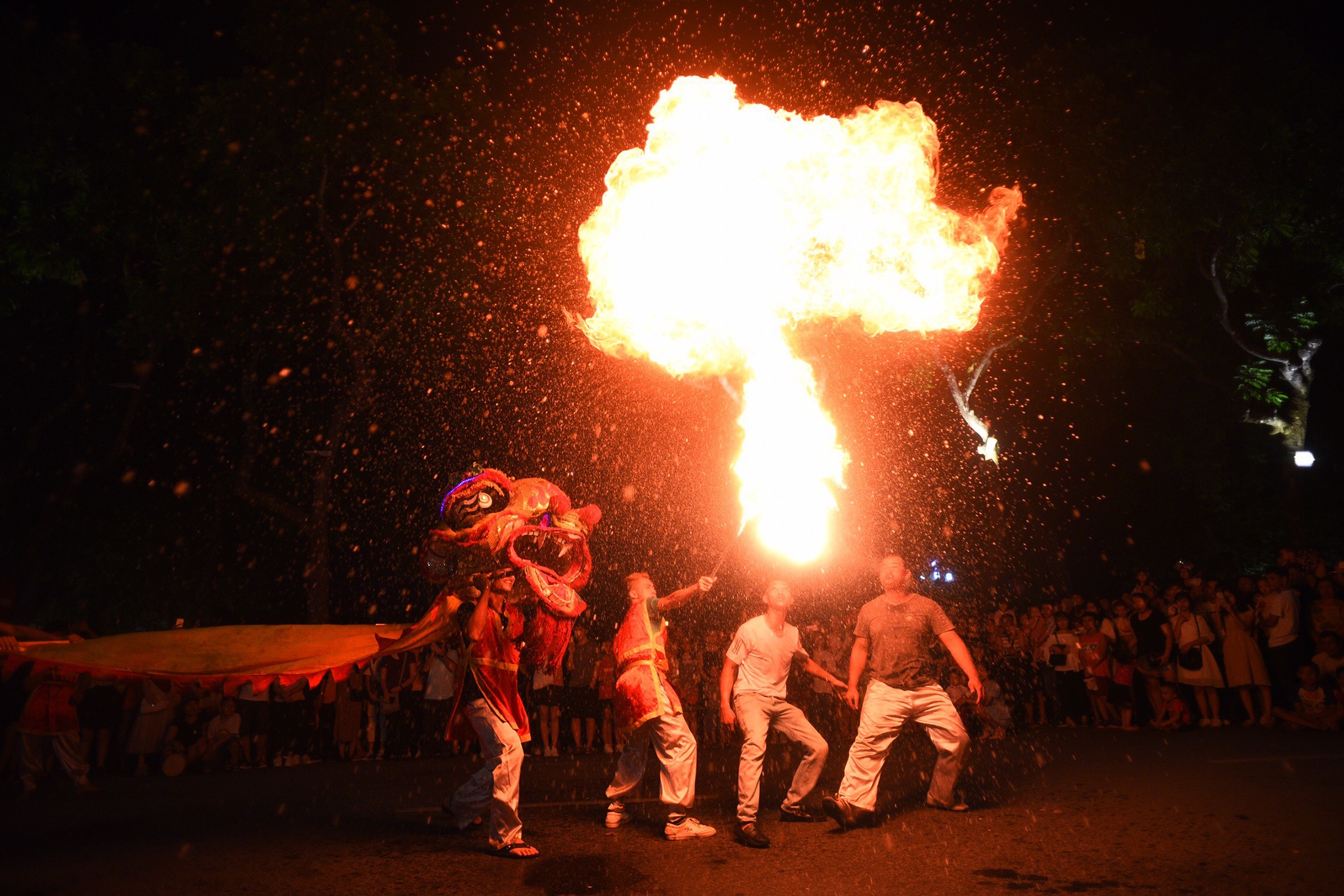 don Trung thu o trung tam thanh pho anh 14