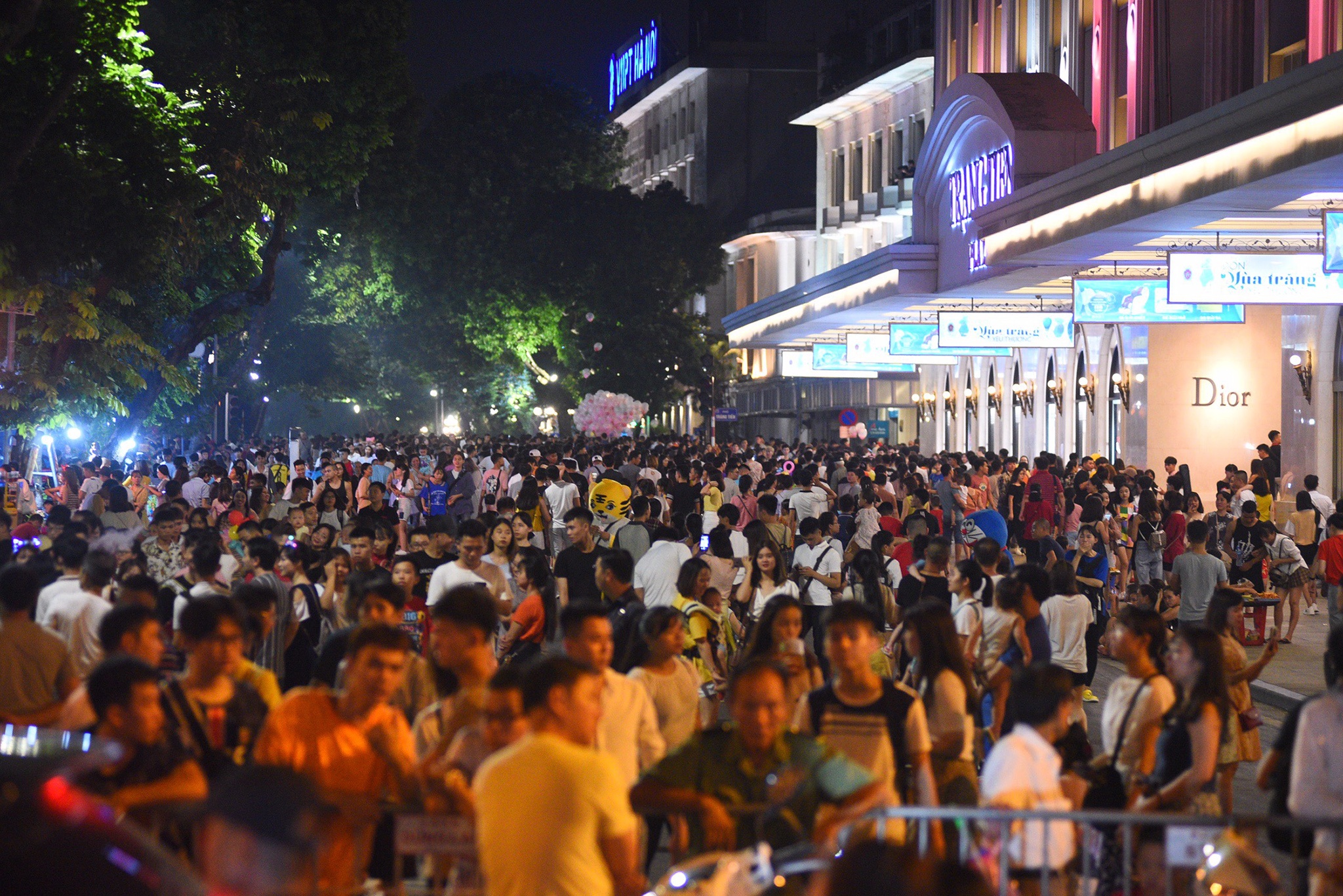 don Trung thu o trung tam thanh pho anh 9