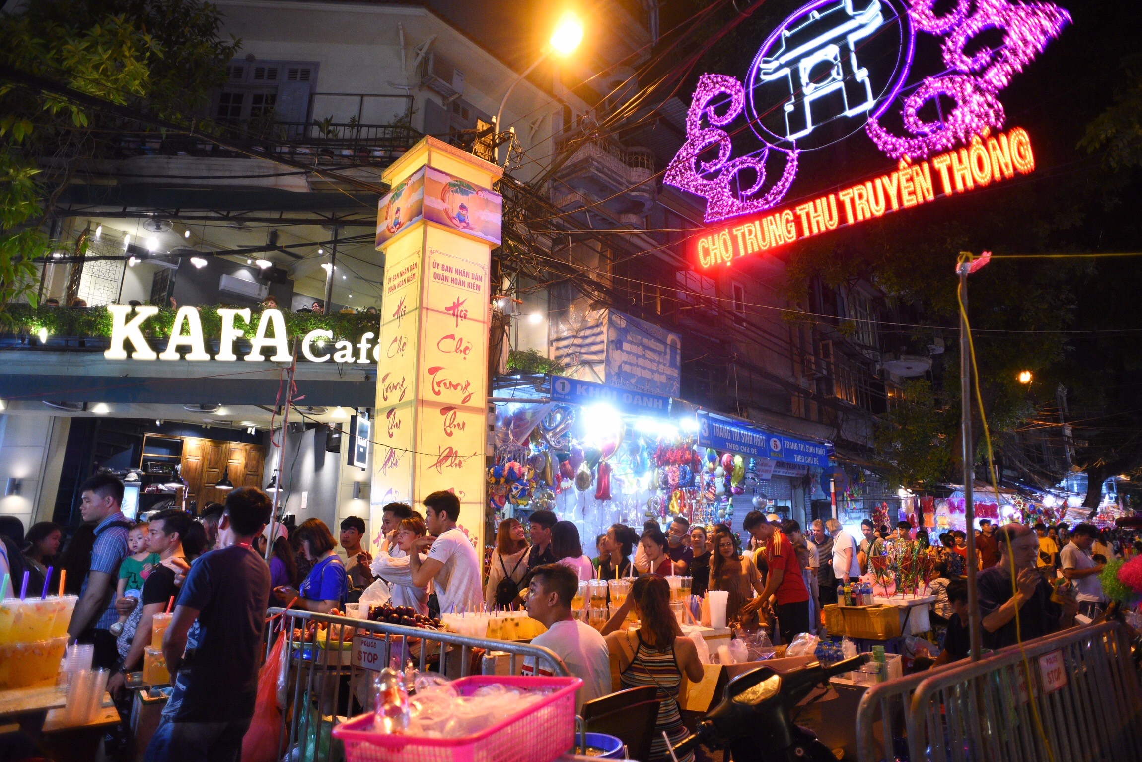 don Trung thu o trung tam thanh pho anh 1