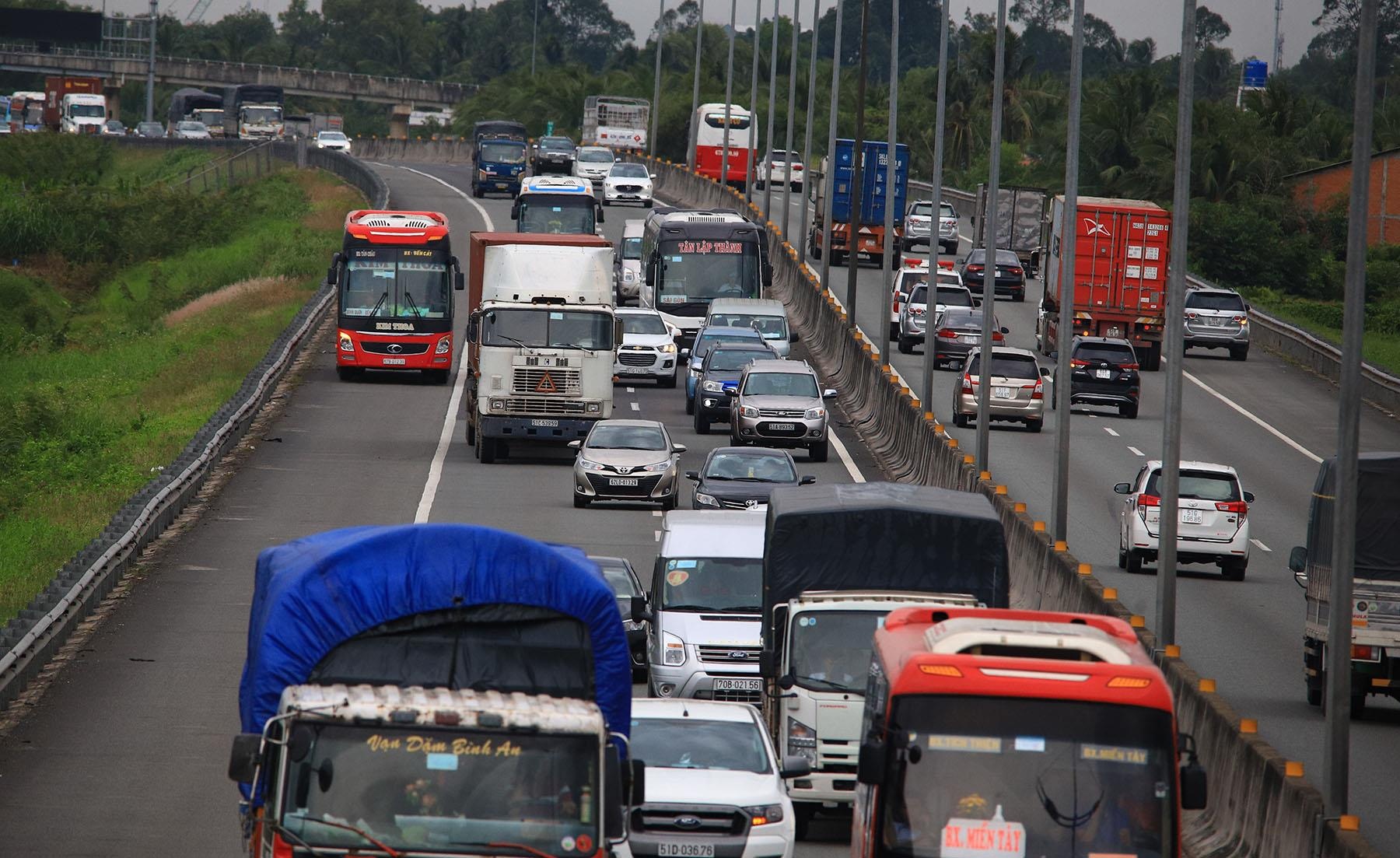 Cao toc TP.HCM - Trung Luong lon xon khi tam dung thu phi hinh anh