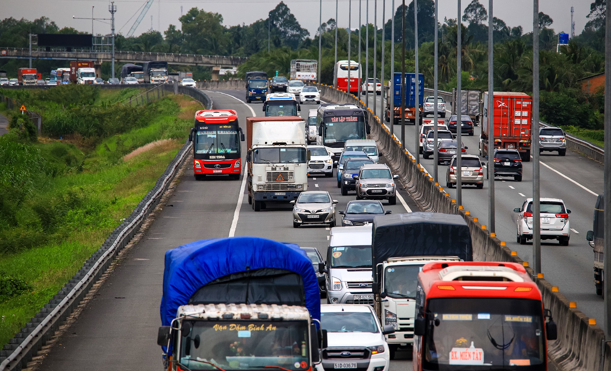 Cao toc TP.HCM - Trung Luong lon xon khi dung thu phi anh 13