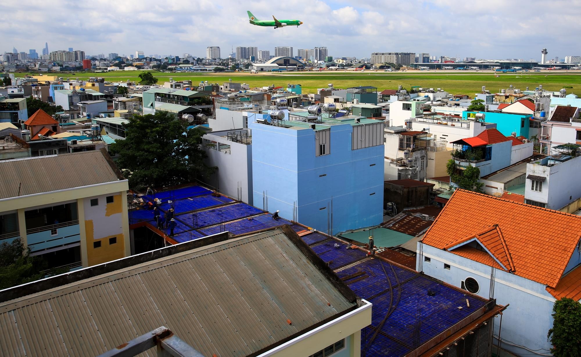 san bay tan son nhat qua tai tren khong lan duoi dat anh 12