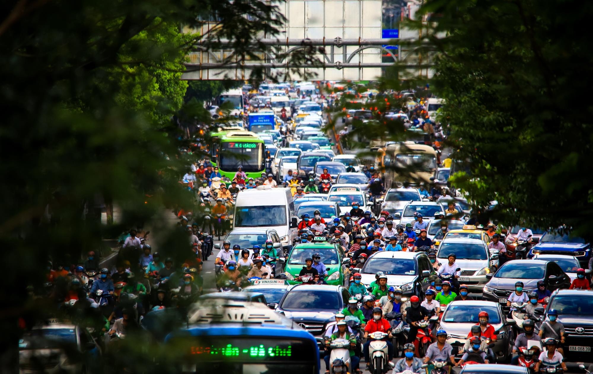 san bay tan son nhat qua tai tren khong lan duoi dat anh 15