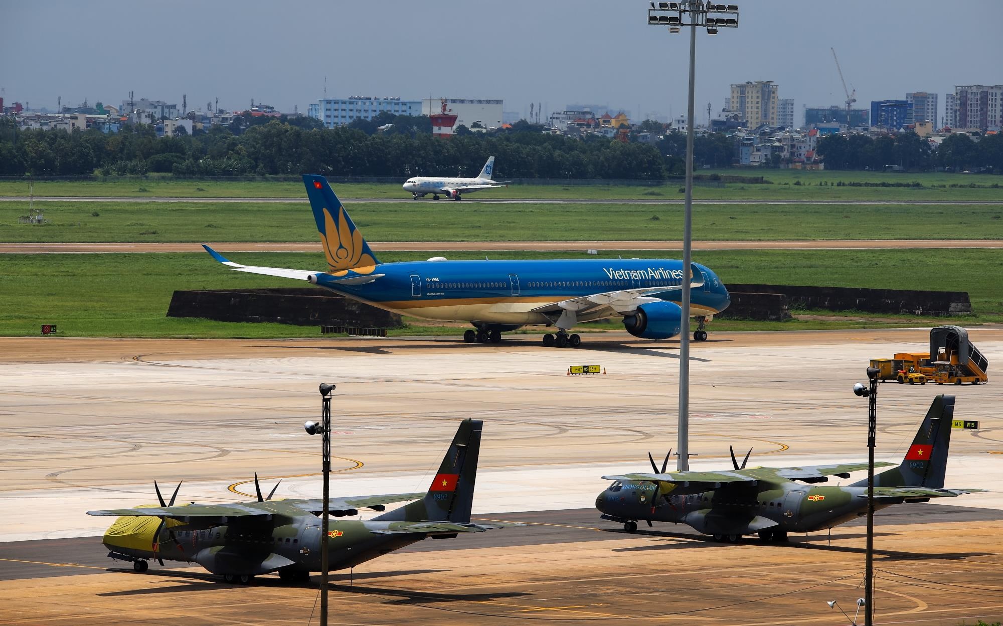 san bay tan son nhat qua tai tren khong lan duoi dat anh 8