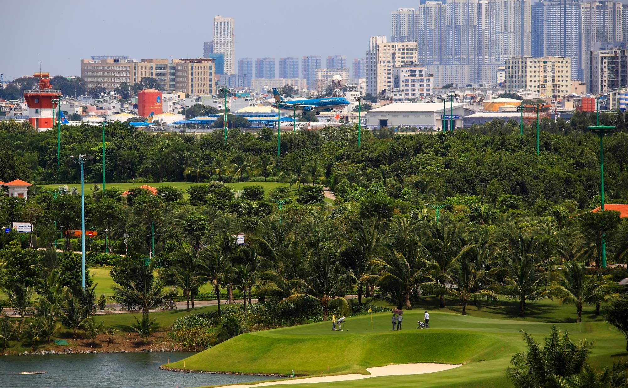 san bay tan son nhat qua tai tren khong lan duoi dat anh 14