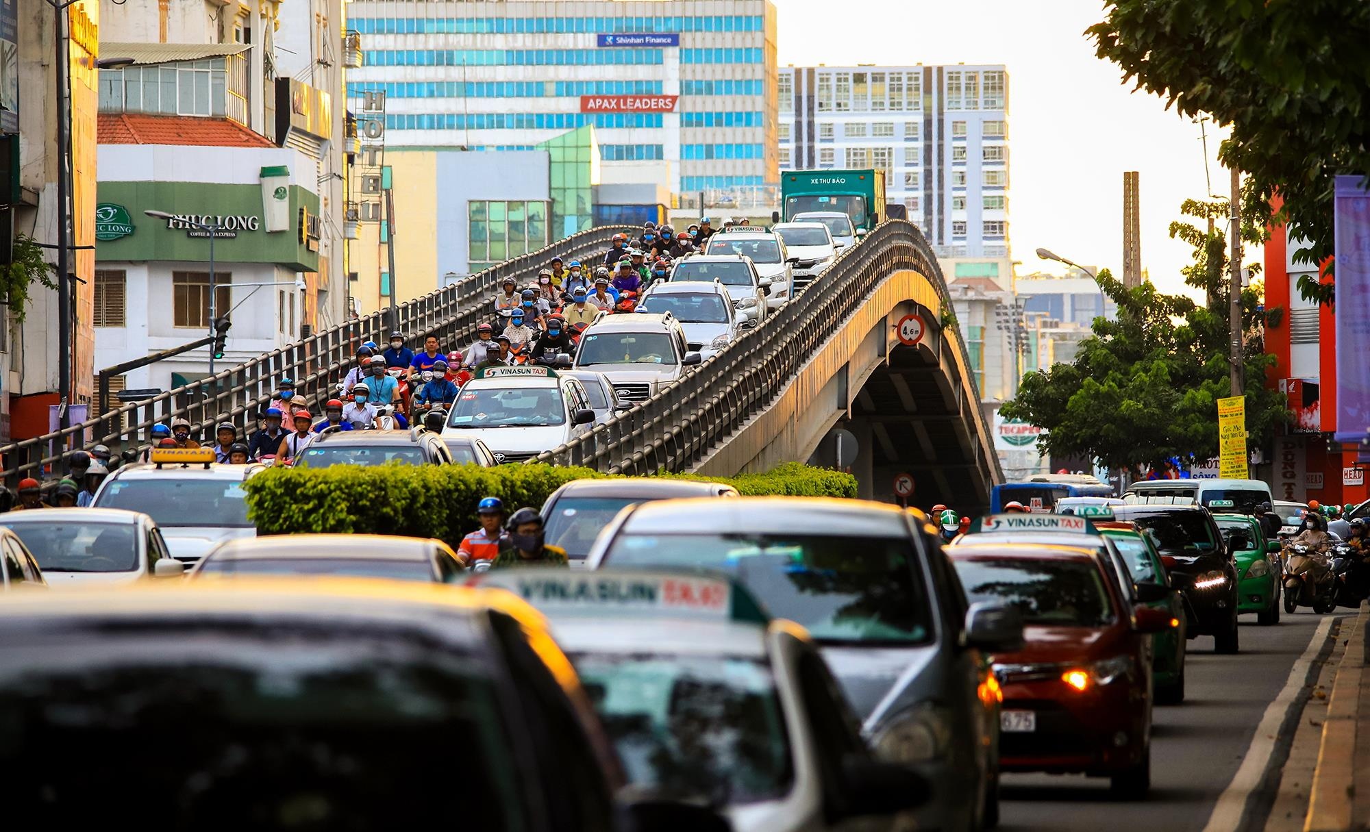 san bay tan son nhat qua tai tren khong lan duoi dat anh 16