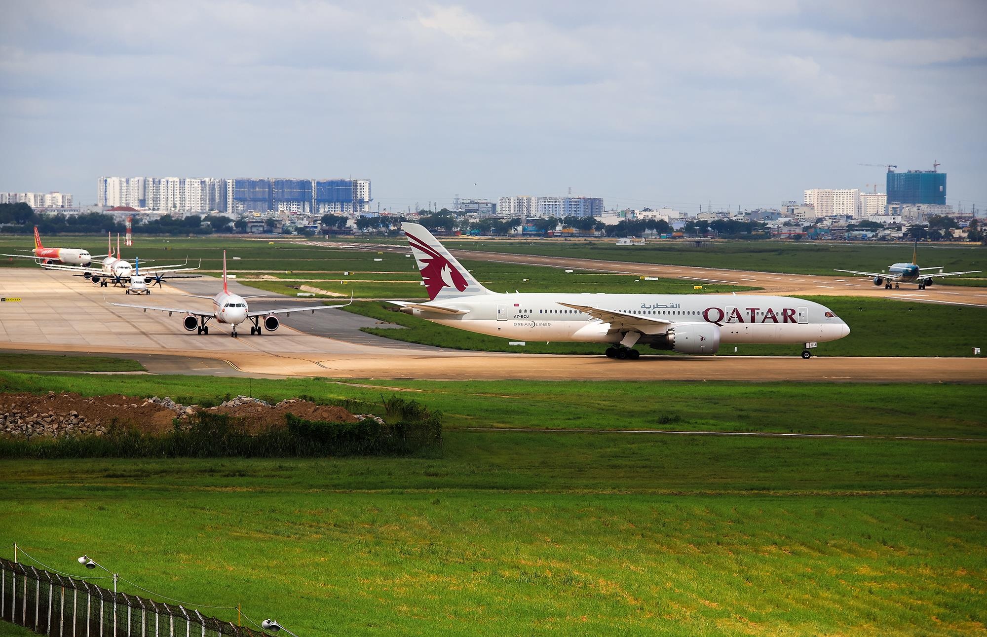 san bay tan son nhat qua tai tren khong lan duoi dat anh 7