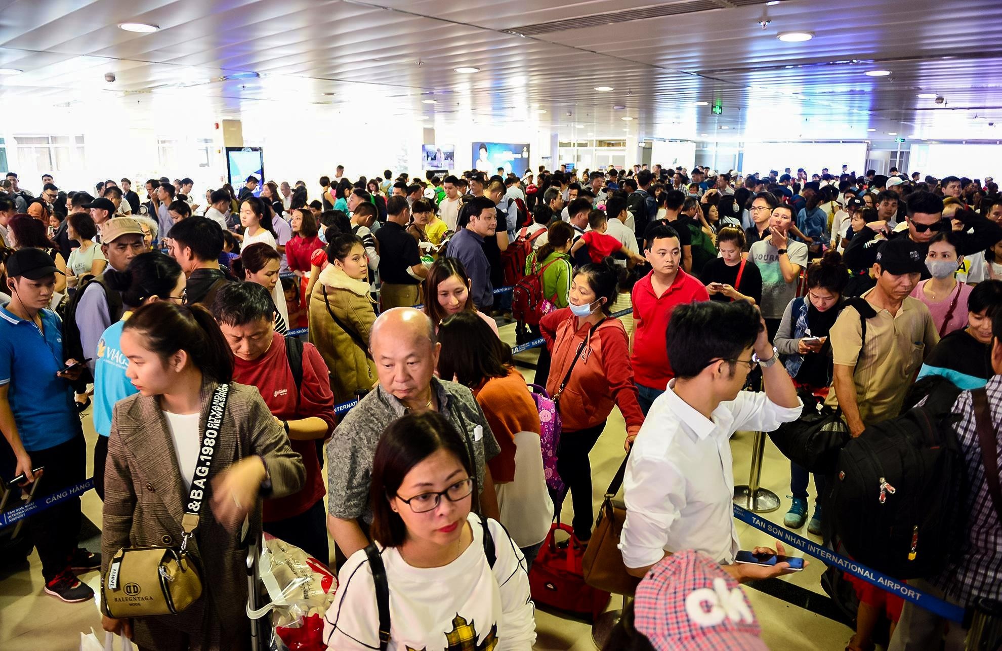 san bay tan son nhat qua tai tren khong lan duoi dat anh 11