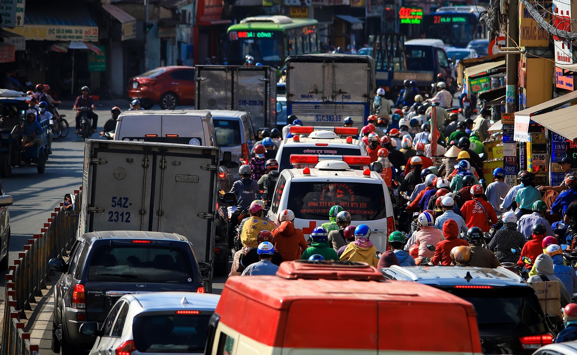 Ket xe o cua ngo tay bac Sai Gon anh 8