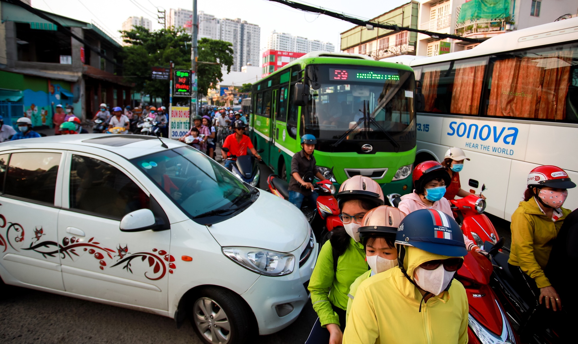 ket xe cau Chanh Hung duong Pham Hung o Sai Gon anh 11