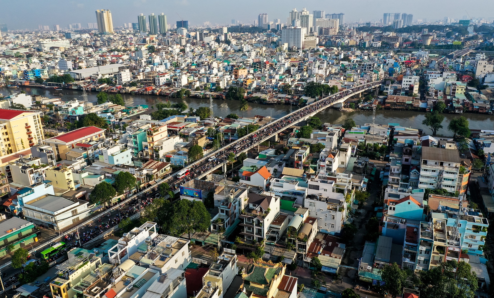 ket xe cau Chanh Hung duong Pham Hung o Sai Gon anh 1