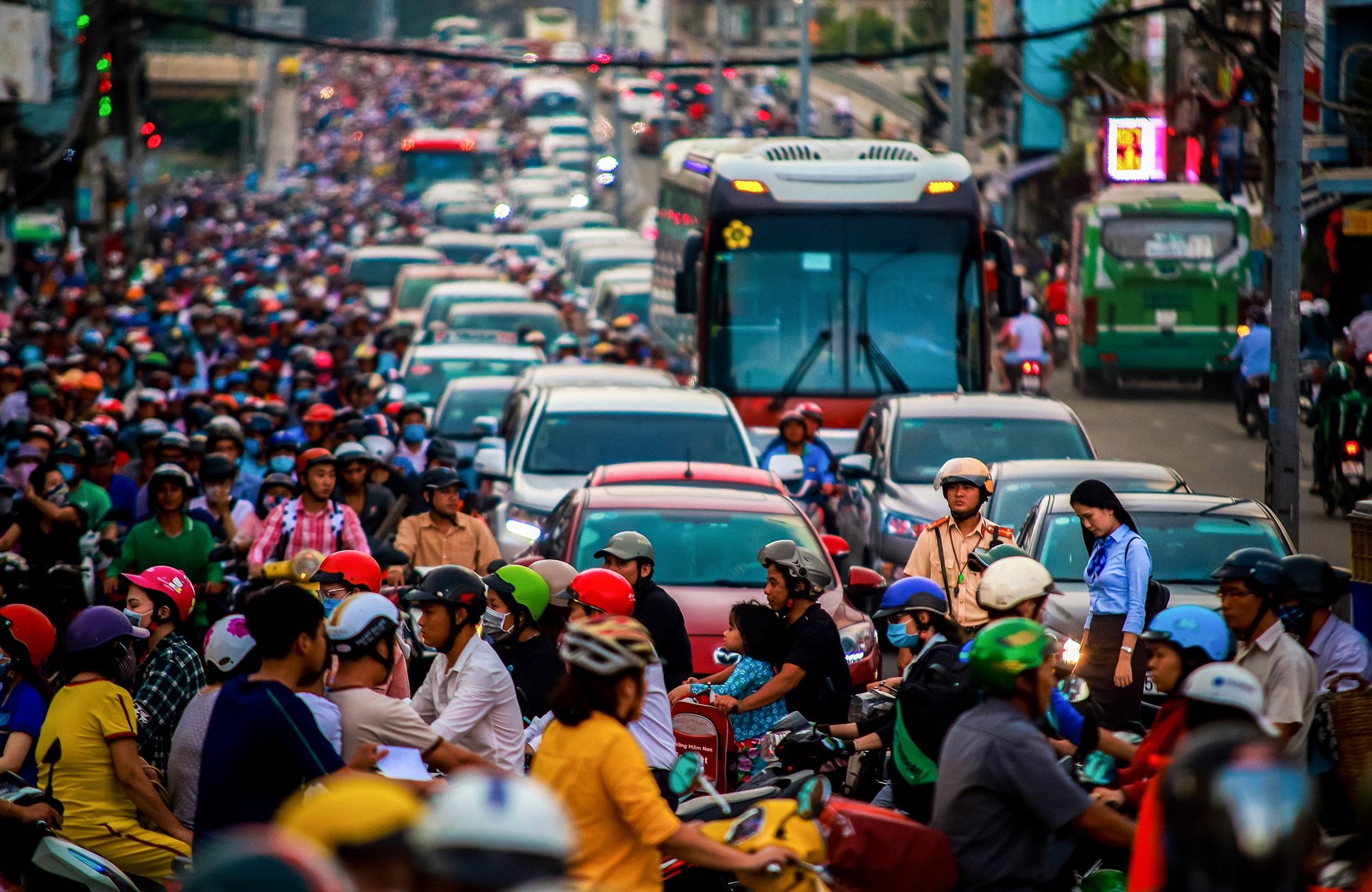 ket xe cau Chanh Hung duong Pham Hung o Sai Gon anh 8