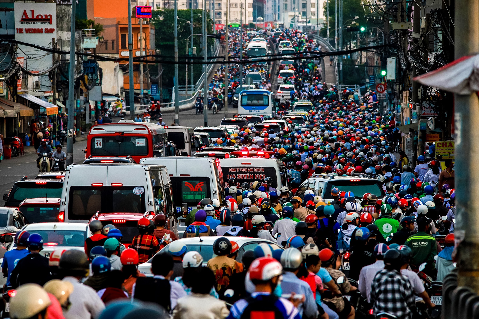 ket xe cau Chanh Hung duong Pham Hung o Sai Gon anh 3