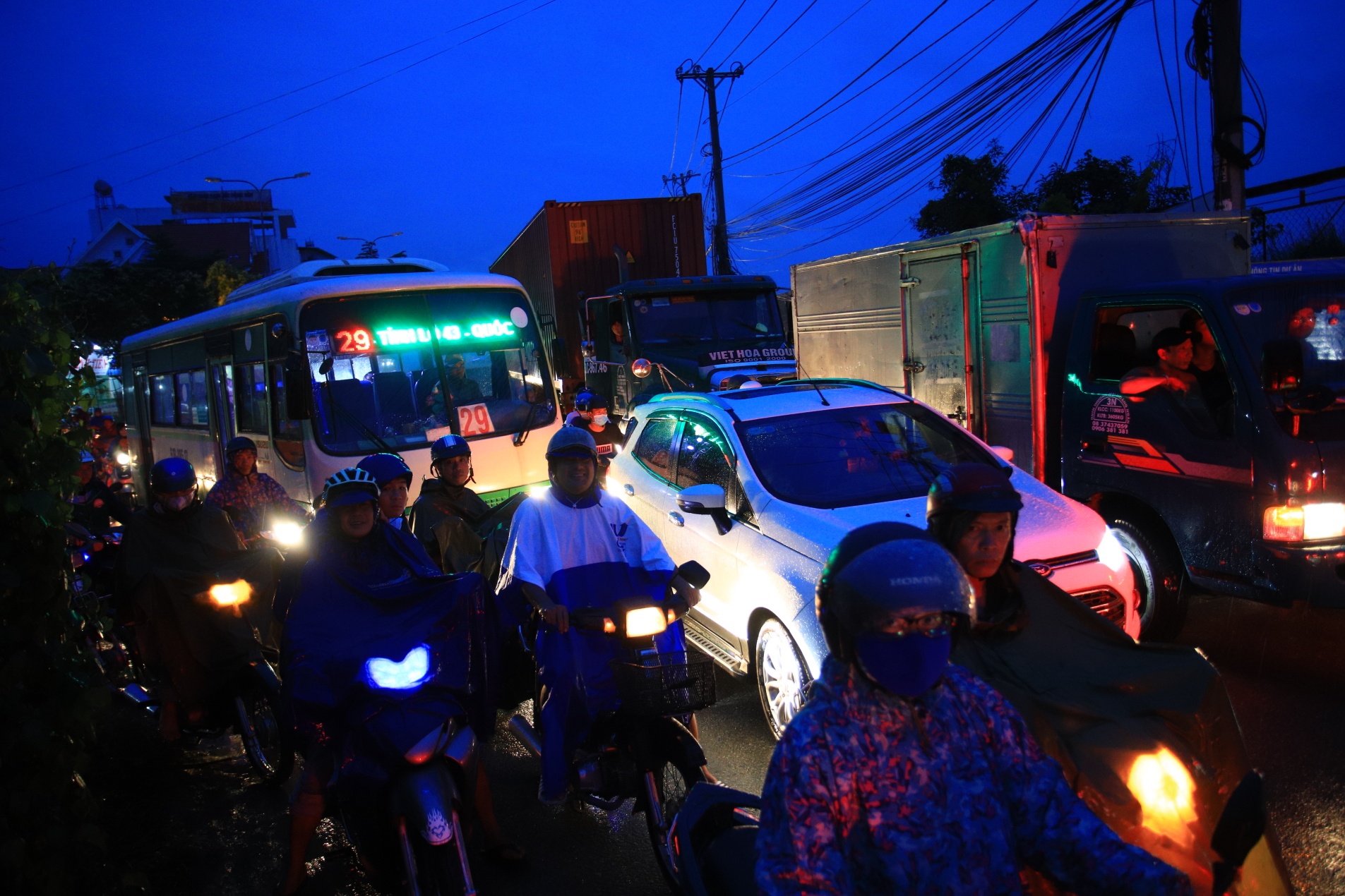 Du an cau Nam Ly bi bo hoang gay ket xe anh 9