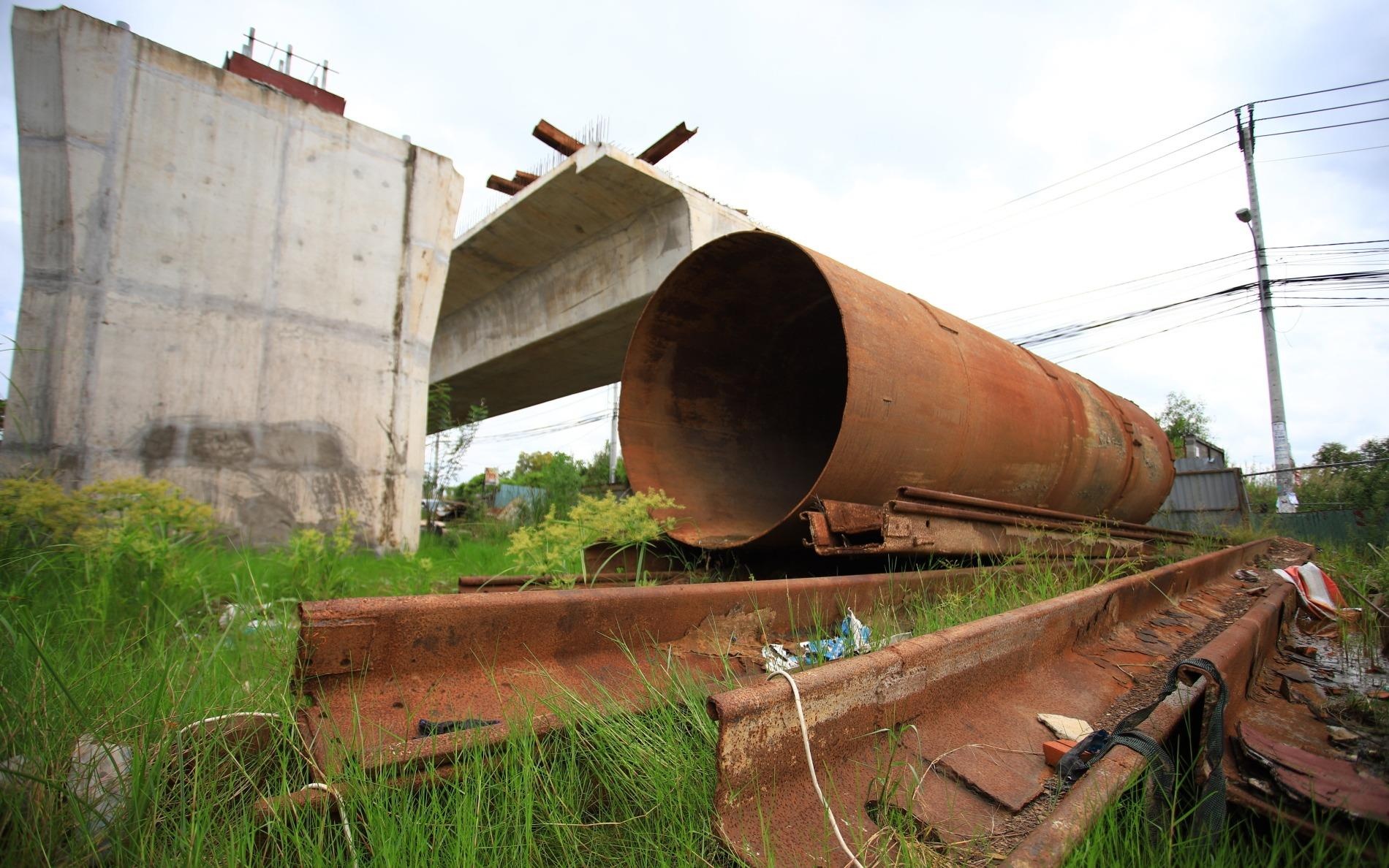 Cong truong cau Nam Ly bi bo hoang, chiem het duong o phia dong TP.HCM hinh anh