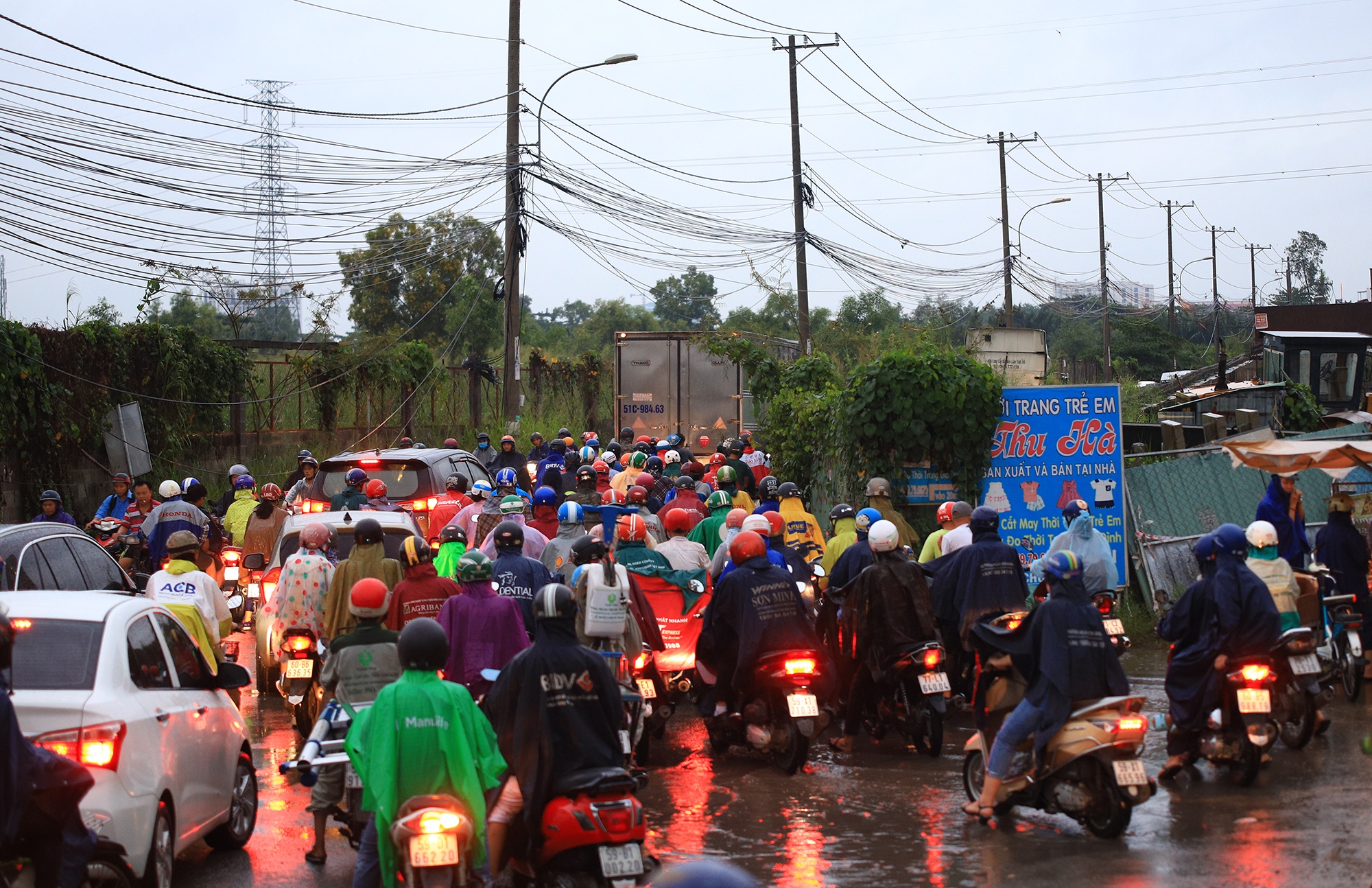 Du an cau Nam Ly bi bo hoang gay ket xe anh 8