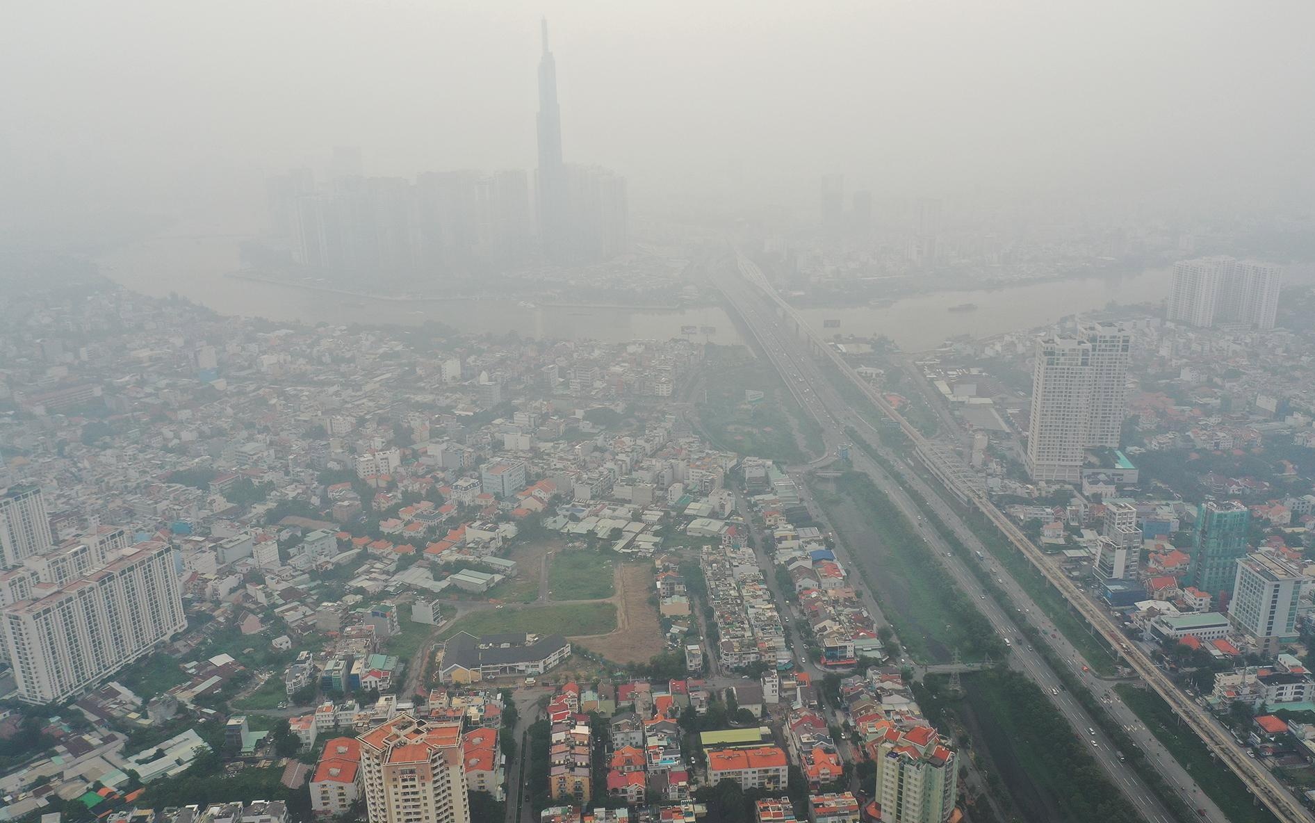 Landmark 81 'bien mat' trong bau khong khi mu dac o TP.HCM hinh anh