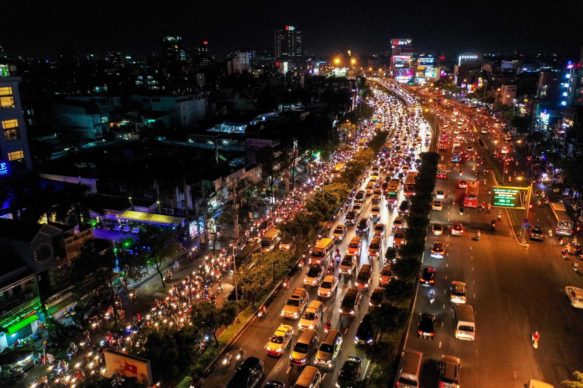 Ket xe keo dai hang cay so tren duong Dien Bien Phu sau mua lon hinh anh