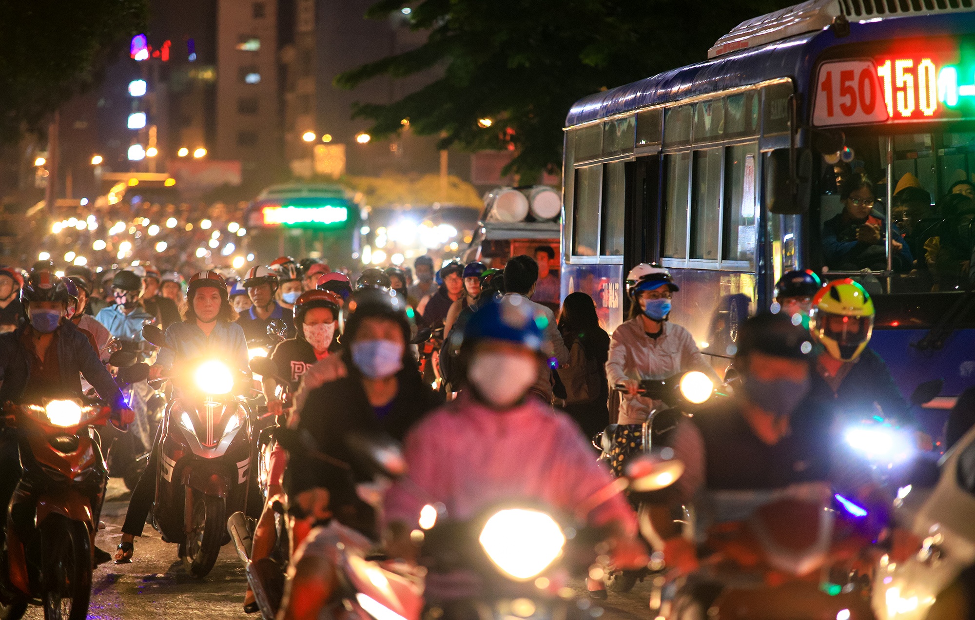 Kẹt xe kéo dài hàng km đường Điện Biên Phủ ảnh 8 Ket xe keo dai hang km duong Dien Bien Phu anh 8